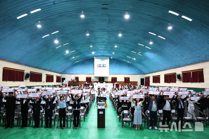  [수원=뉴시스] 14일 경기 수원 삼일공업고등학교 교원과 학생들이 제80주년 광복절을 맞아 '광복 80주년 기념 타임캡슐 봉입식'을 진행하고 있다. (사진=삼일공업고등학교 제공) 2025.8.14. photo@newsis.com *재판매 및 DB 금지