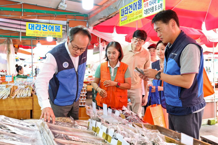 [부산=뉴시스] 한국수력원자력 고리원자력본부는 기장군 기장시장에서 지역경제 활성화를 위한 '전통시장 장보기 캠페인'을 시행했다. (사진=한국수력원자력 고리원자력본부 제공) 2025.08.14. photo@newsis.com *재판매 및 DB 금지