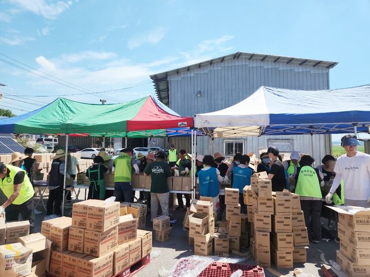 [정읍=뉴시스] 정읍시가 독거노인과 복지 사각지대 주민들을 위해 준비한 통통꾸러미가 포장되고 있다. *재판매 및 DB 금지