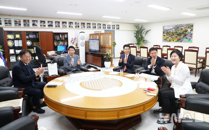 [전주=뉴시스]윤난슬 기자 = 전북 전주시의회와 전북지방변호사회가 전주가정법원 설치를 위한 법률안 통과에 힘을 모으기로 했다. 사진은 간담회 모습. (사진=전주시의회 제공) 2025.08.14. photo@newsis.com 