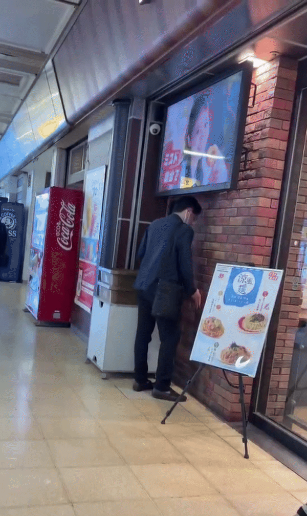 [서울=뉴시스] 일본 삿포로의 한 지하철역 내 도넛가게 앞에서 한 남성이 음란행위를 벌이는 장면이 목격돼 현지 누리꾼들의 공분을 사고 있다. (사진 = @jojokunwin 엑스 캡처) 2025.08.14. *재판매 및 DB 금지