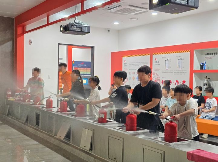 [거창=뉴시스] 거창군 드림스타트 어린이 안전 체험 교육 (사진=거창군 제공) 2025. 08. 14. photo@newsis.com *재판매 및 DB 금지