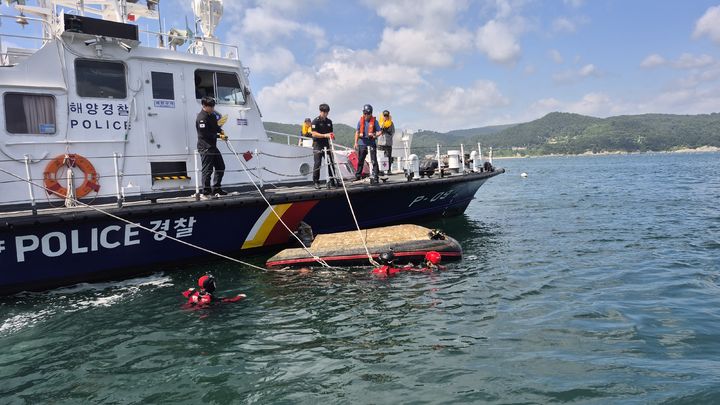 [울산=뉴시스] 구미현 기자 = 14일 오전 9시 43분께 울산시 울주군 진하해수욕장 인근에서 모터보트가 전복돼 바다에 빠진 익수자 2명이 울산해경에 의해 구조됐다. 전복 된 모터보트를 복원 시키고 있는 울산해경 (울산해경 제공) photo@newsis.com *재판매 및 DB 금지