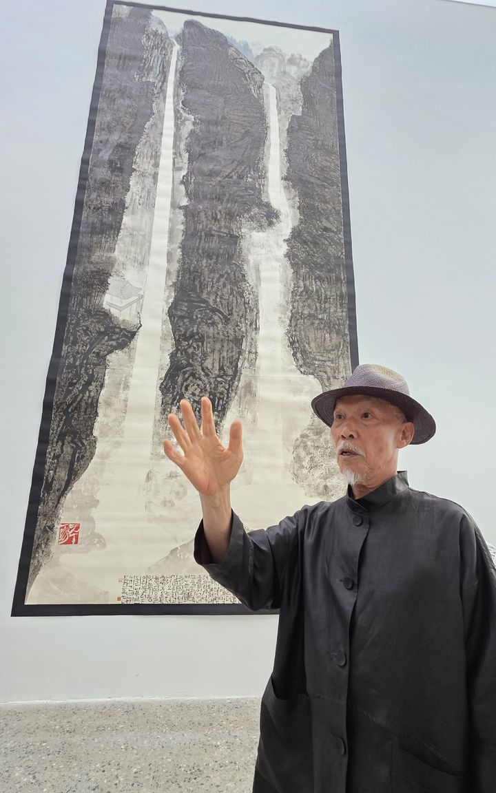 [사진=박현주 미술전문기자]대구 리안갤러리에서 개인전을 처음으로 연 박대성 화백이 "앞으로 그림에 쓰는 글씨는 한글을 쓰겠다"고 강조하고 있다. *재판매 및 DB 금지