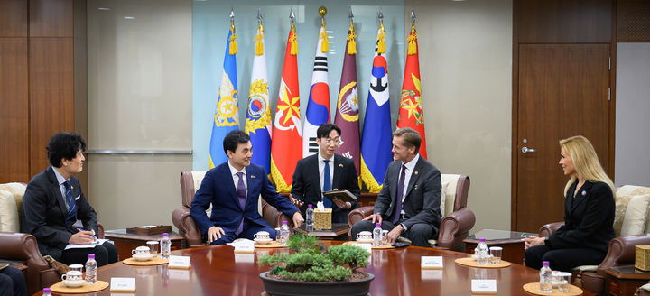 [서울=뉴시스] 안규백 국방부장관은 14일 오후 용산 국방부에서 리차드 맥코믹, 베스 반 듀인 등 2명의 미국 하원의원단과 면담을 갖고, 한미동맹 발전방안과 한반도 안보정세에 대해 논의했다. (사진=국방부 제공) 2025.08.14. photo@newsis.com *재판매 및 DB 금지