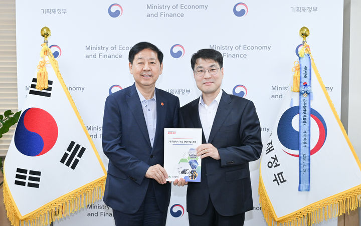 [대구=뉴시스]김정기(사진 왼쪽) 대구시장 권한대행이 14일 오후 정부서울청사에서 구윤철 경제부총리 겸 기획재정부 장관을 만나 주요 현안 사업에 대해 논의하고 정부예산 반영 등 협조를 요청하고 있다(사진=대구시 제공) 2025.08.14 photo@newsis.com *재판매 및 DB 금지