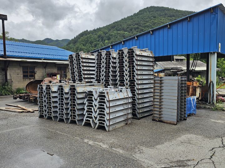 [태백=뉴시스] 여동준 기자 = 지난해 6월 영업을 중지한 장성광업소 외부에 자재들이 쌓여있다. 2025.08.17. yeodj@newsis.com *재판매 및 DB 금지