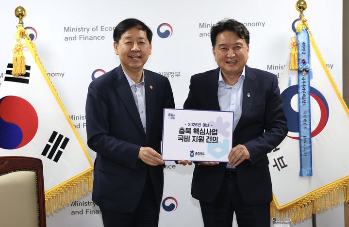 [청주=뉴시스] 김영환(오른쪽) 충북지사가 14일 정부 서울청사에서 구윤철 경제부총리를 만나 지역 주요 현안사업에 대한 국비 지원을 요청한 뒤 기념촬영하고 있다. (사진=충북도 제공) 2025.08.14. photo@newsis.com *재판매 및 DB 금지