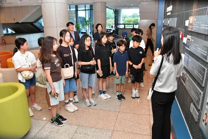 창원 대원초·외동초 학생들 14일 경남도의회 견학.(사진=경남도의회 제공) 2025.08.14. *재판매 및 DB 금지