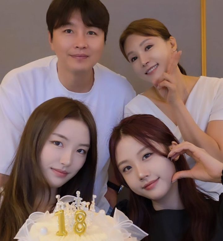 [서울=뉴시스] 이동국, 이수진 부부와 쌍둥이 딸 이재시, 이재아의 모습. (사진=이수진 인스타그램 캡처) 2025.08.14. photo@newsis.com  *재판매 및 DB 금지