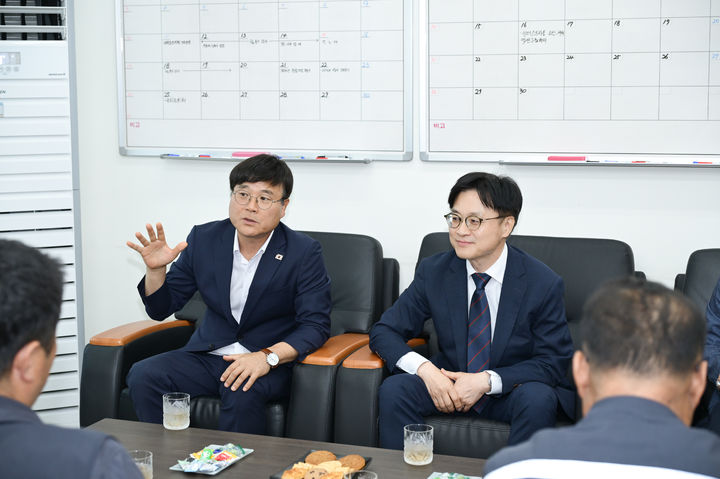 [거제=뉴시스] 신정철 기자= 변광용 거제시장(사진, 왼쪽)은 14일 김정관 산업통상자원부 장관(오른쪽), 한화오션 전국금속노동조합 대우조선지회(지회장 김유철)와의 간담회에서 조선업 외국인노동자 쿼터제 축소 방안과 트럼프 미국 대통령의 한화오션 방문에 대한 정부 지원을 건의했다.(사진=거제시 제공).2025.08.14. photo@newsis.com *재판매 및 DB 금지