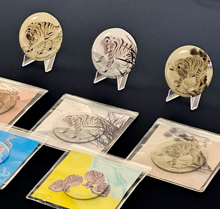 [부산=뉴시스] 부산박물관 자체 제작 굿즈 '호랑이 손거울'. (사진=부산박물관 제공) 2025.08.15. photo@newsis.com *재판매 및 DB 금지