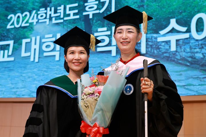 [서울=뉴시스] 이금선 지도교수(왼쪽)와 윤선미 박사가 기념사진을 찍고 있다. (사진=삼육대 제공) 2025.08.14. photo@newsis.com *재판매 및 DB 금지