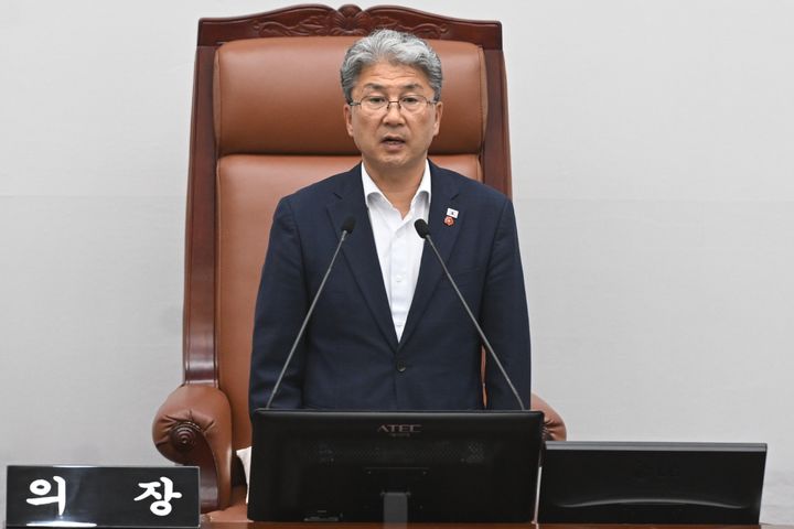 [제주=뉴시스] 이상봉 제주도의회 의장이 14일 오후 제주도의회 본회의장에서 열린 제411회 임시회 제2차 본회의에서 폐회사를 하고 있다. (사진=제주도의회 제공) 2025.08.14. photo@newsis.com *재판매 및 DB 금지