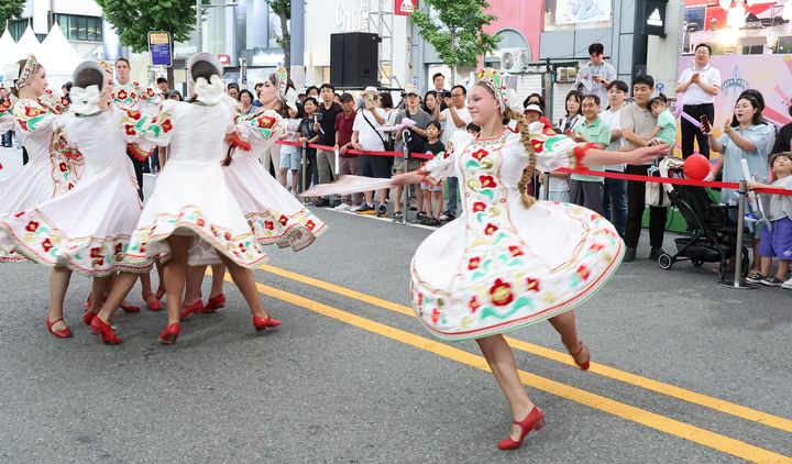 [대전=뉴시스] 대전 0시 축제 시간여행 퍼레이드에서 자매도시 축하공연단이 전통 춤을 추고 있다. (사진=대전시 제공) 2025.08.14. photo@newsis.com *재판매 및 DB 금지