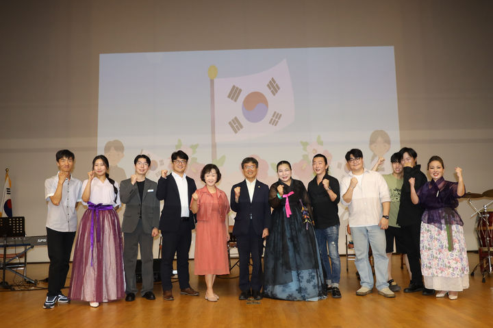 [울산=뉴시스] 구미현 기자 = 울산시교육청은 올해 광복 80주년을 맞아 '시와 음악, 풍류가 함께하는 여름날의 쉼표'를 주제로 8월 대모임 행사를 열었다고 14일 밝혔다. (울산시교육청 제공) photo@newsis.com *재판매 및 DB 금지