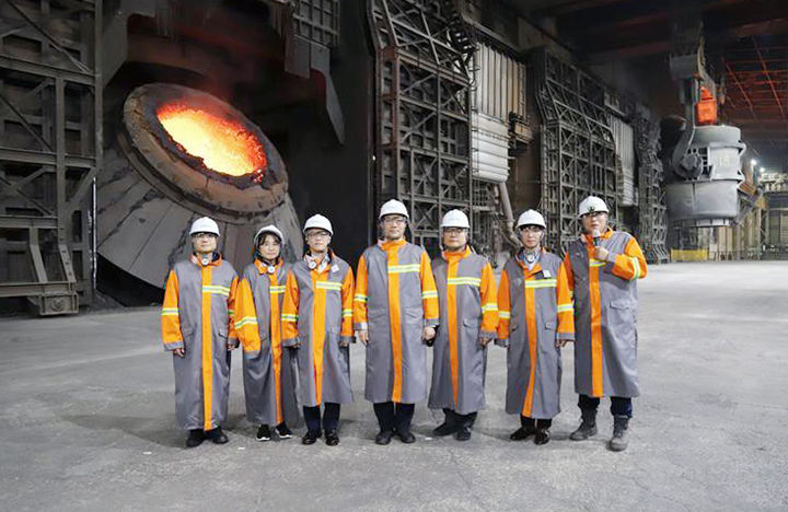 윤인대 기획재정부 차관보가 14일 오후 경북 포항시 포스코 본사를 방문, 현장을 시찰하며 기념사진을 촬영하고 있다.(사진 : 기재부 제공) *재판매 및 DB 금지