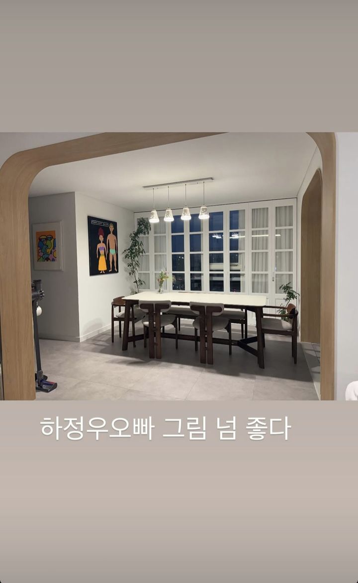 [서울=뉴시스] 개그우먼 김지민이 신혼집에 걸린 하정우의 그림을 공개했다.  (사진=김지민 인스타그램 캡처) 2025.08.14. photo@newsis.com *재판매 및 DB 금지
