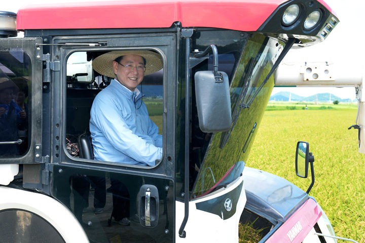 [고흥=뉴시스] 김영록 전남지사가 14일 고흥 포두면에서 조생벼 수확 시연을 하고 있다. (사진 제공 = 전남도). 2025.08.14. photo@newsis.com *재판매 및 DB 금지