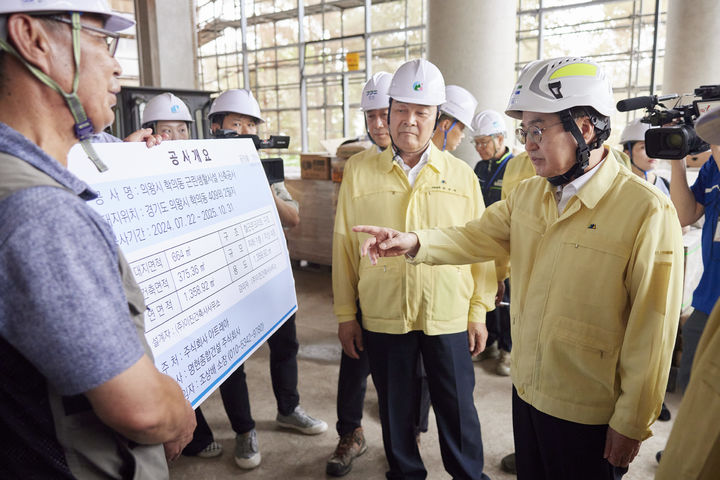 [수원=뉴시스] 14일 오후 김동연 지사가 의왕시 학의동 건설현장을 방문해 건설업 산업재해 취약요인 점검을 하고 있다. (사진=경기도 제공) 2025.08.14. photo@newsis.com *재판매 및 DB 금지