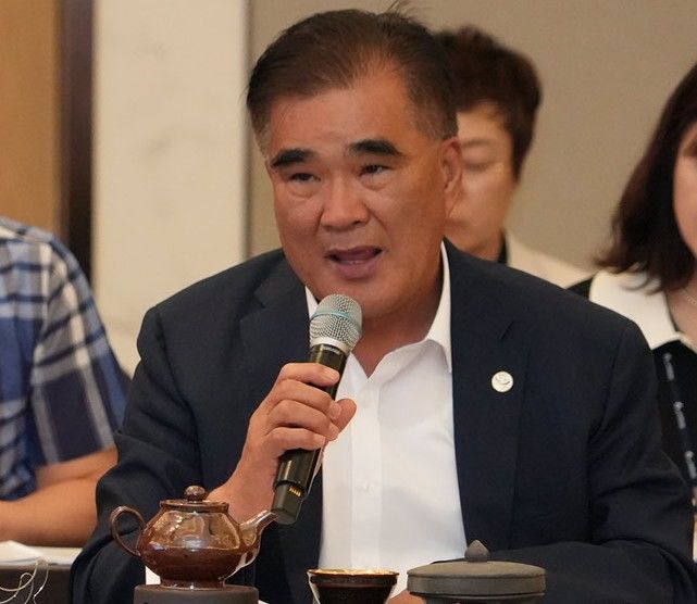 [서천=뉴시스] 조명휘 기자 = 김기웅 서천군수가 14일 롯데리조트 부여에서 열린 '2025년 민선8기 4차년도 제1차 충청남도 시장·군수협의회’에 참석해 마른김 가공업의 지속 가능성 확보를 위한 정수시설 구축 및 환경규제 완화를 건의하고 있다. (사진= 서천군 제공) 2025.08.14. photo@newsis.com *재판매 및 DB 금지