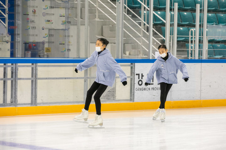 [서울=뉴시스] 2018평창기념재단이 주최하는 2021 피겨 아카데미 인재육성반 참가한 김유재와 김유성. (사진=2018 평창기념재단 제공) 2025.08.14. *재판매 및 DB 금지