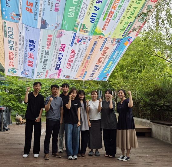 [서울=뉴시스]서울특별시립강동청소년센터 친환경 차양막 설치 현장.