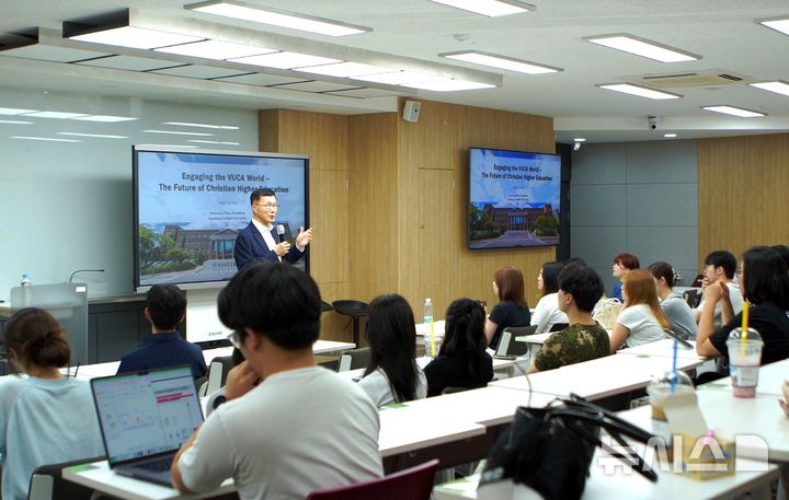 [포항=뉴시스] 송종욱 기자 = 한동대학교-일본 아오야마대학교가 지난 7일부터 14일까지 포항·경주에서 15개 학술 강의와 포항 포스코, 경주 역사 유적지, 울산의 현대자동차를 견학하는 단기 연수 프로그램을 성공적으로 마무리하며 교육 협력을 강화했다. 사진은 최도성 한동대 총장이 '전인 교육(HI)'을 주제로 특강하는 모습. (사진=한동대 제공) 2025.08.14. photo@newsis.com