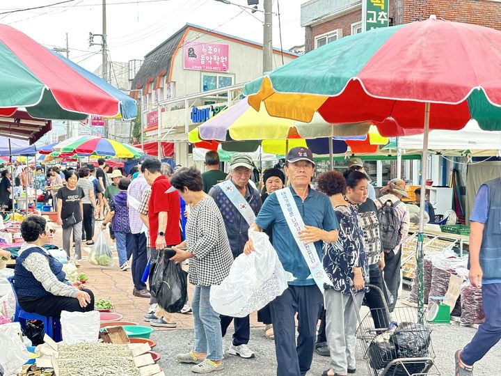 [거제=뉴시스] 신정철 기자= 거제시 행정동우회는 14일, 제80회 광복절을 앞두고 전통 5일장이 열린 거제면 장터에서 나라사랑 태극기 달기 캠페인 및 태극기 무료 나눔행사를 가졌다.사진은 무료 태극기 나눔 행사 모습.(사진=거제시 제공).2025.08.14. photo@newsis.com *재판매 및 DB 금지