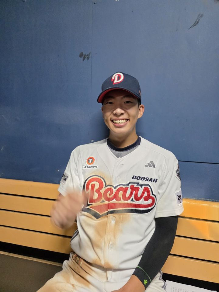 [서울=뉴시스] 신유림 기자 = 프로야구 두산 베어스의 김민석이 14일 잠실구장에서 열린 2025 신한 쏠뱅크 NC 다이노스와의 경기에 9번 타자 좌익수로 선발 출전해 3타수 2안타 2타점을 기록한 뒤 수훈 인터뷰에 임하기 전 활짝 웃고 있다. 2025.08.14. spicy@newsis.com *재판매 및 DB 금지