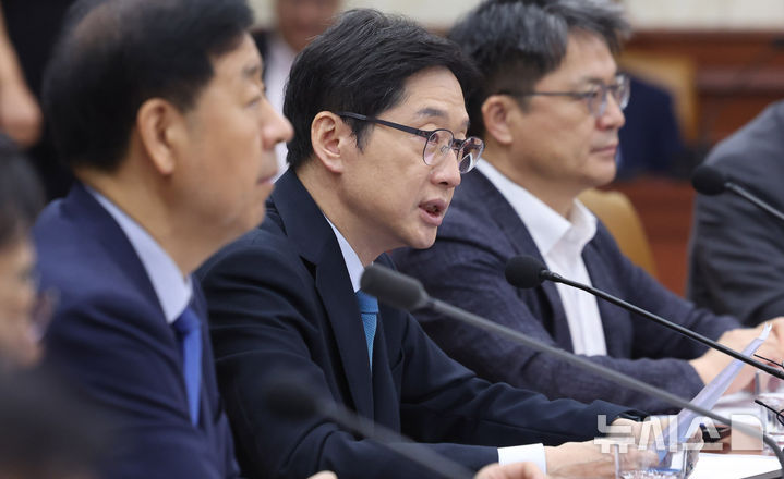 [서울=뉴시스] 추상철 기자 = 김경수 지방시대위원회 위원장이 14일 오전 서울 종로구 정부서울청사에서 열린 경제관계장관회의에서 모두발언을 하고 있다. 2025.08.14. scchoo@newsis.com