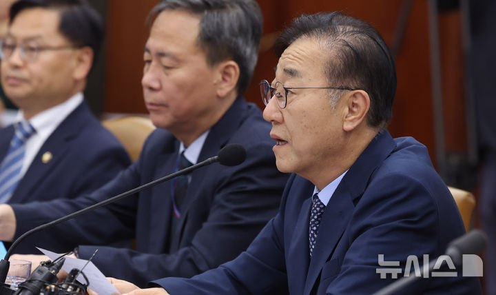 [서울=뉴시스] 추상철 기자 = 김윤덕 국토교통부 장관이 14일 오전 서울 종로구 정부서울청사에서 열린 경제관계장관회의에서 모두발언을 하고 있다. 2025.08.14. scchoo@newsis.com