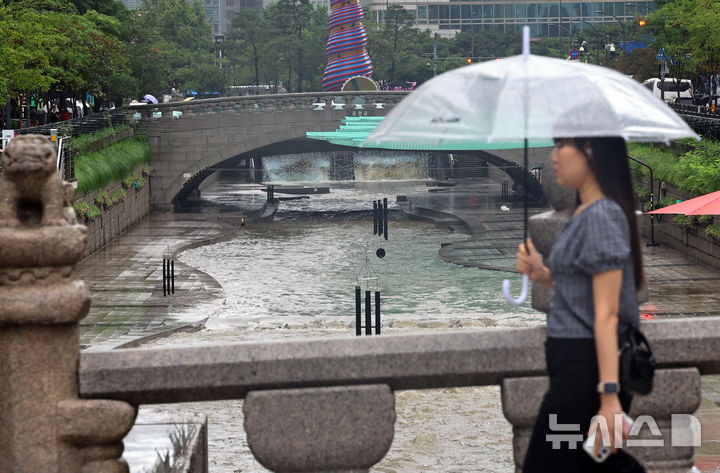 [서울=뉴시스] 최진석 기자 = 중부지방에 매우 강한 비가 이어지고 있는 14일 통제된 서울 청계천 인근에서 시민이 발걸음을 재촉하고 있다. 2025.08.14. myjs@newsis.com