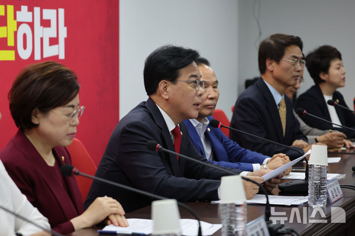 [서울=뉴시스] 김명년 기자 = 송언석 국민의힘 비상대책위원장 겸 원내대표가 14일 오전 서울 여의도 국민의힘 중앙당사에서 열린 비상대책위원회의에서 발언하고 있다. 2025.08.14. kmn@newsis.com