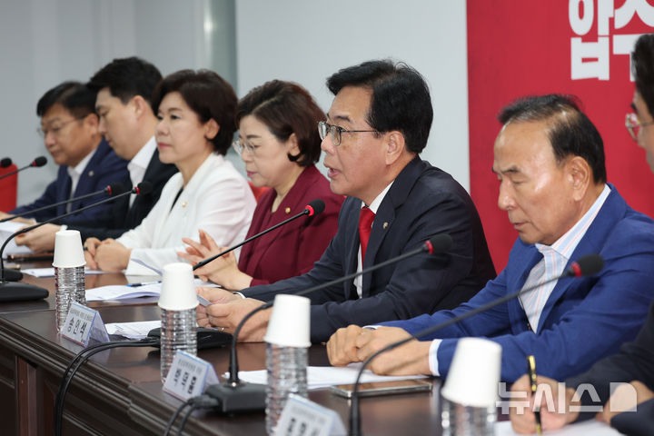 [서울=뉴시스] 김명년 기자 = 송언석 국민의힘 비상대책위원장 겸 원내대표가 14일 오전 서울 여의도 국민의힘 중앙당사에서 열린 비상대책위원회의에서 발언하고 있다. 2025.08.14. kmn@newsis.com