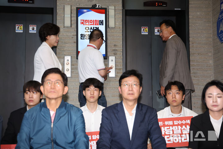 [서울=뉴시스] 김명년 기자 = 유상범 국민의힘 원내운영수석부대표가 14일 오전 서울 여의도 중앙당사에서 김건희특검의 당사 압수수색 규탄 무기한 농성 돌입 기자회견을 하는 김문수 국민의힘 당대표 후보 뒤로 지나가고 있다. 2025.08.14. kmn@newsis.com