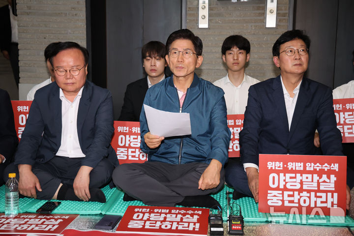 [서울=뉴시스] 김명년 기자 = 김문수 국민의힘 당대표 후보가 14일 오전 서울 여의도 중앙당사에서 김건희특검의 당사 압수수색 규탄 무기한 농성 돌입 기자회견을 하고 있다. 2025.08.14. kmn@newsis.com