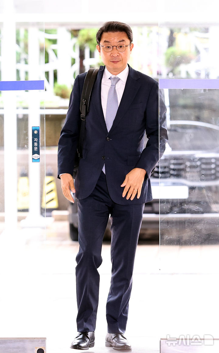 [서울=뉴시스] 최진석 기자 = 이억원 금융위원장 후보자가 14일 서울 중구 예금보험공사에 차려진 인사청문회 준비 사무실로 첫 출근하며 지명소감을 밝히고 있다. 2025.08.14. myjs@newsis.com