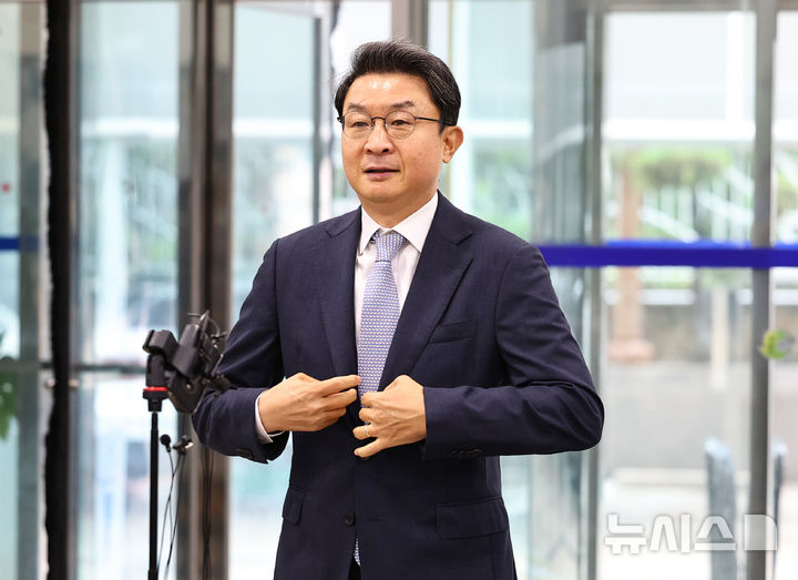 [서울=뉴시스] 최진석 기자 = 이억원 금융위원장 후보자가 14일 서울 중구 예금보험공사에 차려진 인사청문회 준비 사무실로 첫 출근하고 있다. 2025.08.14. myjs@newsis.com