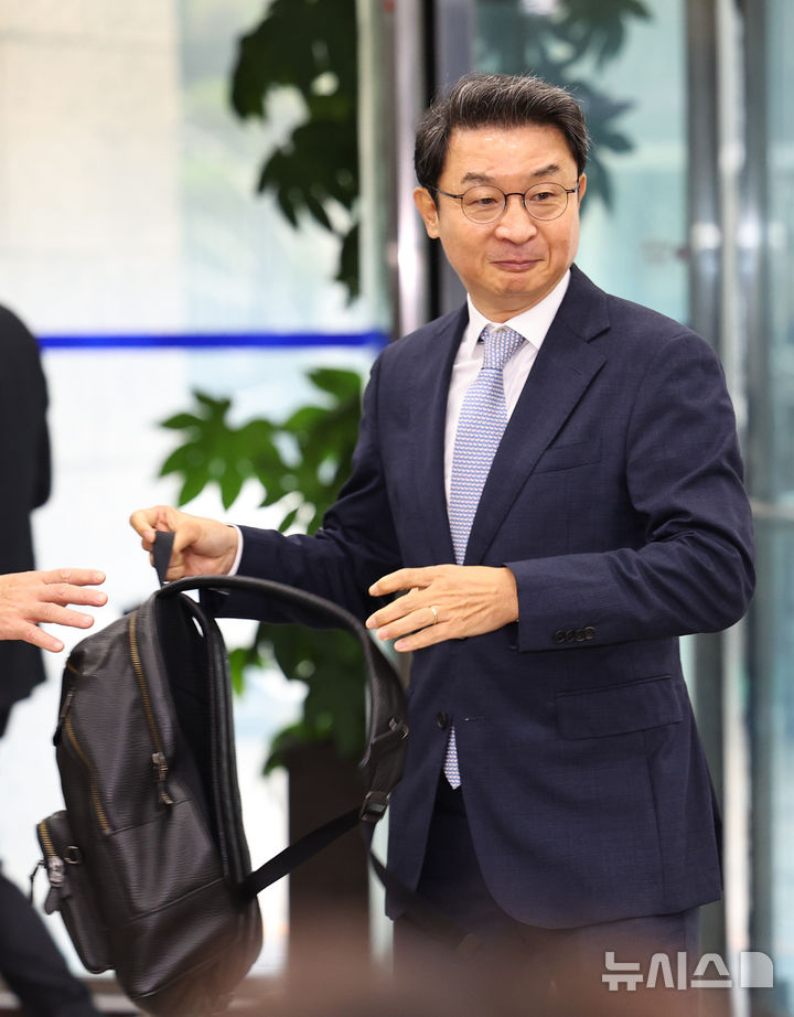 [서울=뉴시스] 최진석 기자 = 이억원 금융위원장 후보자가 14일 서울 중구 예금보험공사에 차려진 인사청문회 준비 사무실로 첫 출근하고 있다. 2025.08.14. myjs@newsis.com