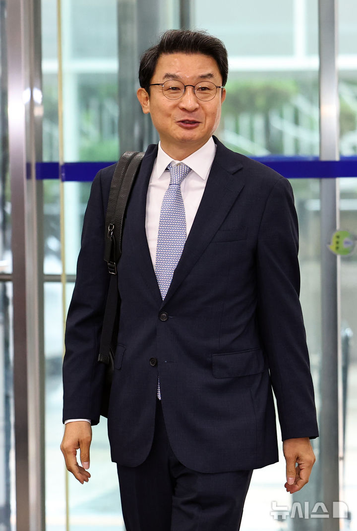 [서울=뉴시스] 최진석 기자 = 이억원 금융위원장 후보자가 14일 서울 중구 예금보험공사에 차려진 인사청문회 준비 사무실로 첫 출근하며 지명소감을 밝히고 있다. 2025.08.14. myjs@newsis.com