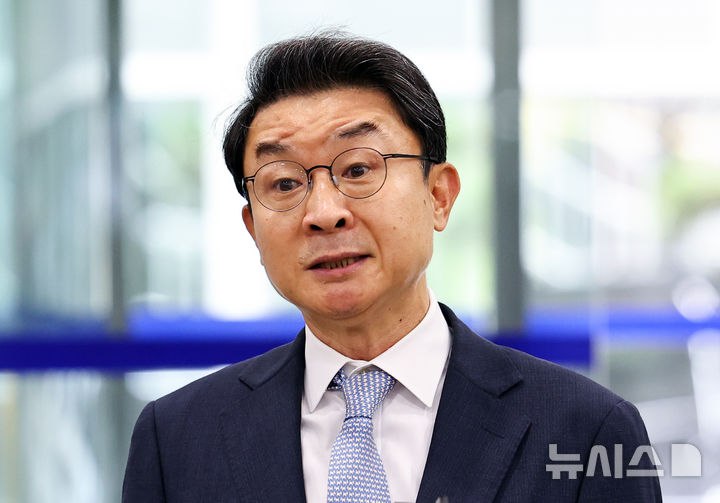 [서울=뉴시스] 최진석 기자 = 이억원 금융위원장 후보자가 14일 서울 중구 예금보험공사에 차려진 인사청문회 준비 사무실로 첫 출근하며 지명소감을 밝히고 있다. 2025.08.14. myjs@newsis.com