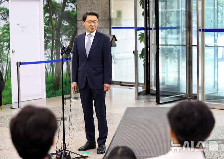 [서울=뉴시스] 최진석 기자 = 이억원 금융위원장 후보자가 14일 서울 중구 예금보험공사에 차려진 인사청문회 준비 사무실로 첫 출근하며 지명소감을 밝히고 있다. 2025.08.14. myjs@newsis.com