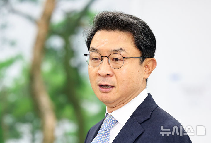 [서울=뉴시스] 최진석 기자 = 이억원 금융위원장 후보자가 14일 서울 중구 예금보험공사에 차려진 인사청문회 준비 사무실로 첫 출근하며 지명소감을 밝히고 있다. 2025.08.14. myjs@newsis.com