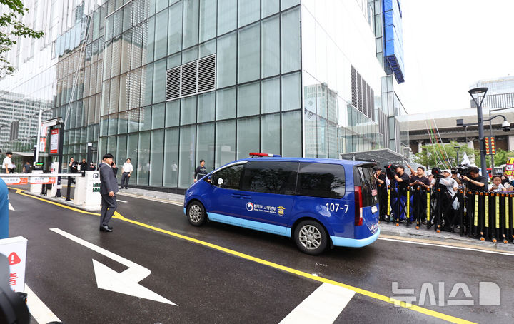 [서울=뉴시스] 황준선 기자 = 윤석열 전 대통령 부인 김건희 여사가 탑승한 호송 차량이 14일 오전 본인을 수사하는 민중기 특별검사 사무실이 마련된 서울 종로구 KT광화문 West빌딩으로 조사를 받기 위해 들어서고 있다. 2025.08.14. hwang@newsis.com