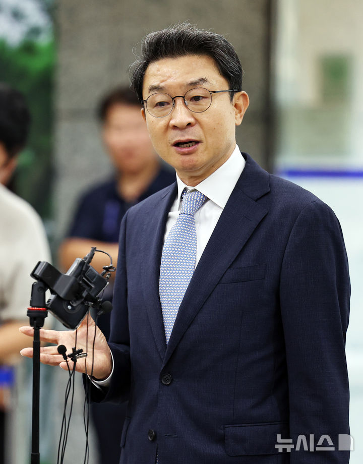 [서울=뉴시스] 최진석 기자 = 이억원 금융위원장 후보자가 14일 서울 중구 예금보험공사에 차려진 인사청문회 준비 사무실로 첫 출근하며 지명소감을 밝히고 있다. 2025.08.14. myjs@newsis.com