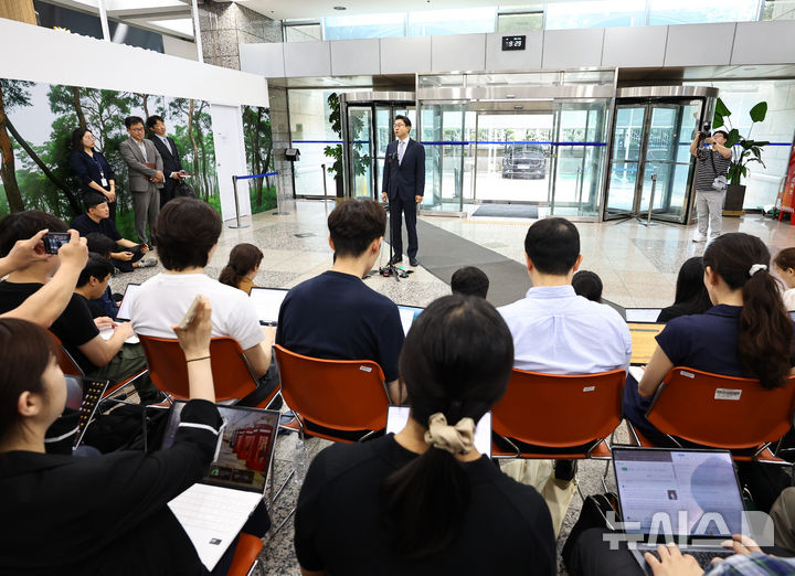 [서울=뉴시스] 최진석 기자 = 이억원 금융위원장 후보자가 14일 서울 중구 예금보험공사에 차려진 인사청문회 준비 사무실로 첫 출근하며 지명소감을 밝히고 있다. 2025.08.14. myjs@newsis.com