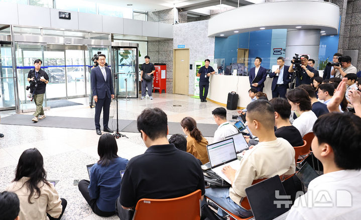 [서울=뉴시스] 최진석 기자 = 이억원 금융위원장 후보자가 14일 서울 중구 예금보험공사에 차려진 인사청문회 준비 사무실로 첫 출근하며 지명소감을 밝히고 있다. 2025.08.14. myjs@newsis.com