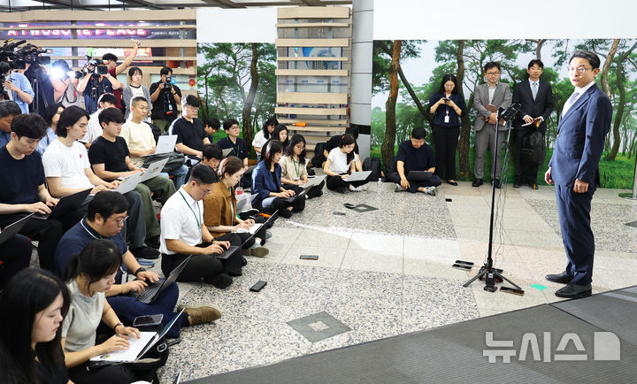 [서울=뉴시스] 최진석 기자 = 이억원 금융위원장 후보자가 14일 서울 중구 예금보험공사에 차려진 인사청문회 준비 사무실로 첫 출근하며 지명소감을 밝히고 있다. 2025.08.14. myjs@newsis.com