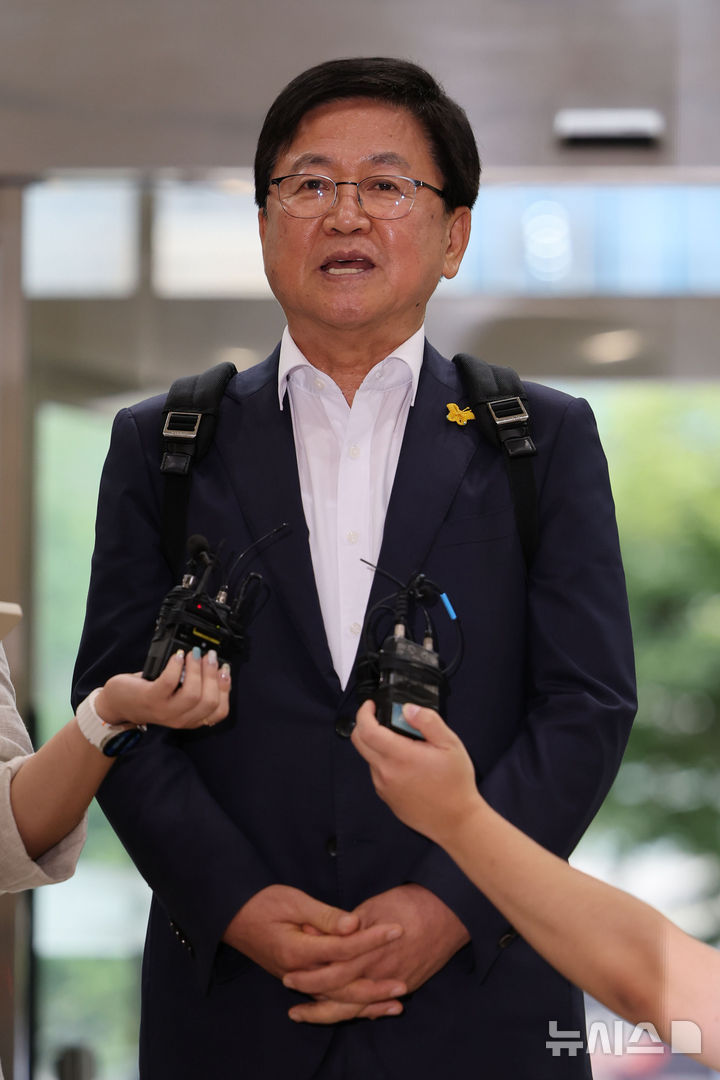 [서울=뉴시스] 권창회 기자 = 최교진 사회부총리 겸 교육부장관 후보자가 14일 오전 서울 여의도 한국교육시설안전원에 마련된 인사청문회 준비 사무실로 출근하며 취재진 질의에 답하고 있다. 2025.08.14. kch0523@newsis.com